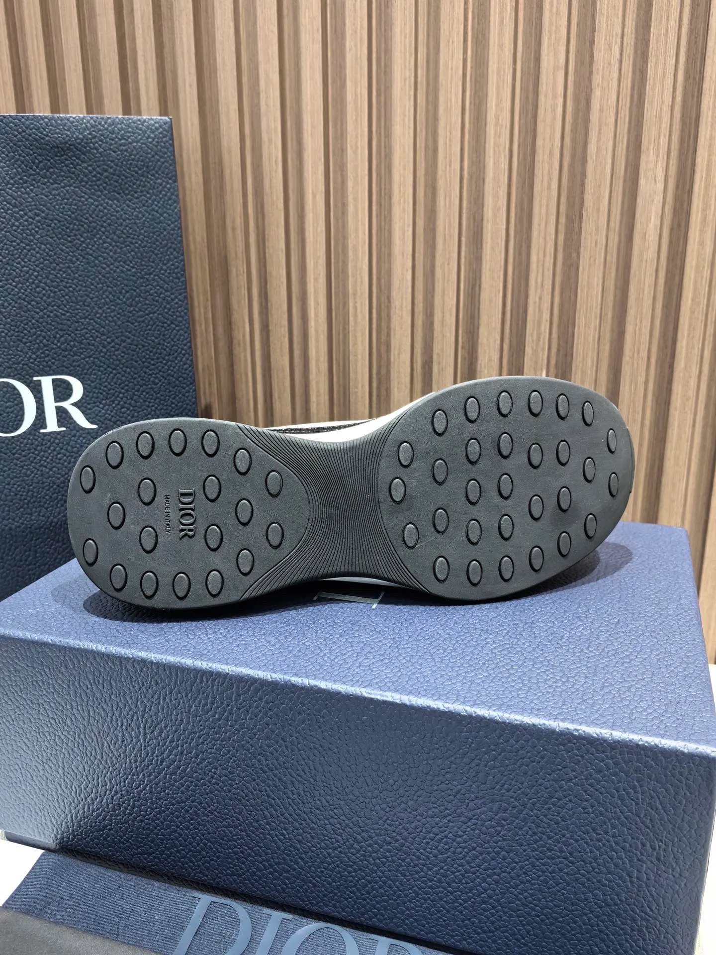 Factory price: 440💰 🔍Top purchasing agent🇮🇹 Dior's super-popular sports shoes, popular for street men, are synchronized with the new product counters. The uppers are made of Italian original imported cowhide and matched with D's customized fabrics. It is a must-have for fashionistas. The complex craftsmanship is perfectly reproduced. Imported soft cowhide foot pads, soles: original soles specially provided by the original factory, exclusive movable molded soles are super comfortable, original factory follow-up goods, 🔍🔍high quality, you can enter and exit the counter at will, welcome to compare, code number 38-45 (46 can be customized and cannot be returned or exchanged)